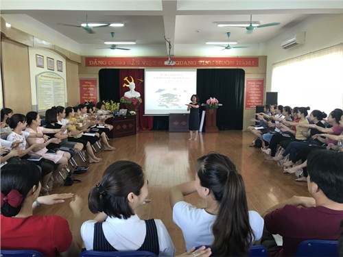 Trường Mầm non Đô thị Việt Hưng tổ chức tập huấn chuyên đề: Kỹ năng chăm sóc khách hàng và tư duy dịch vụ giáo dục, kỹ năng giao tiếp ứng xử” cho toàn thể Cán bộ giáo viên nhân viên